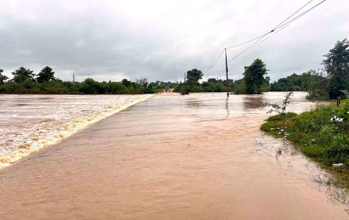 Đường tràn Mơ Năng 2, đoạn từ thôn Kim Tân đi thôn Blôm (đều thuộc xã Ia Pa) bị ngập sâu, nước chảy xiết, khiến người dân và các phương tiện không thể qua lại.