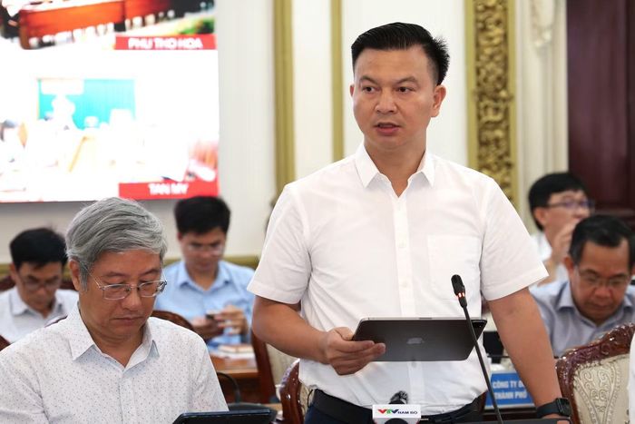 Lãnh đạo TPHCM và các sở, ngành trao đổi các nội dung tại phiên họp. Ảnh: Ngô Tùng