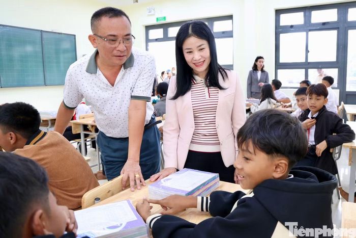 Bà Lê Thị Bích Liên - Giám đốc Sở Giáo dục và Đào tạo Lâm Đồng thăm hỏi, động viên học sinh Trường Phổ thông nội trú liên cấp Tiểu học - THCS Thuận An trước ngày tựu trường.