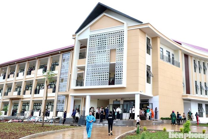 Trường Phổ thông nội trú liên cấp Tiểu học - THCS Thuận An được khởi công ngày 9/11/2025, có diện tích khoảng 5ha với tổng mức đầu tư hơn 225 tỷ đồng.