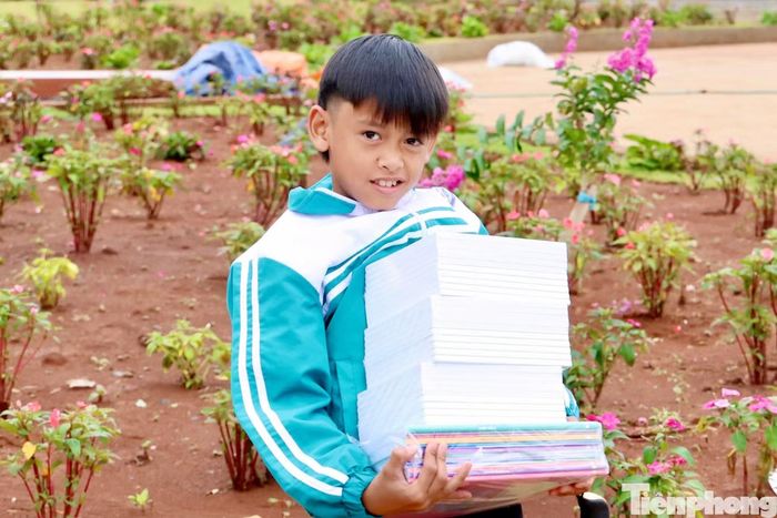 Hơn một nửa học sinh là người dân tộc thiểu số, chủ yếu là con em đồng bào M’nông trên địa bàn xã Thuận An.