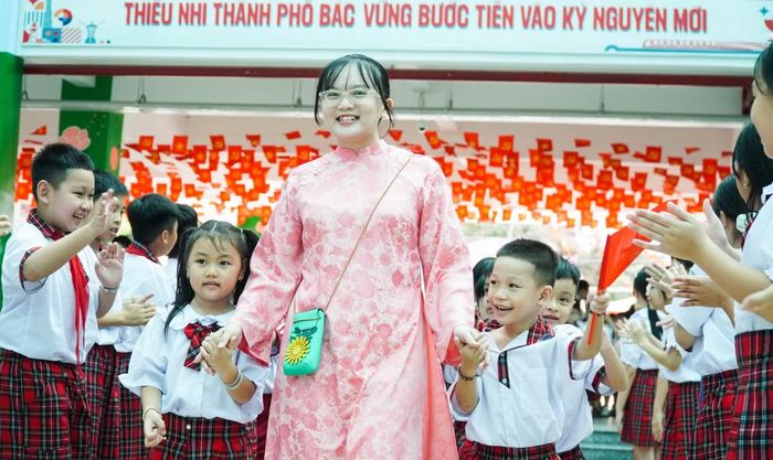 Trong đó, màn "chào sân" của học sinh lớp 1 được nhiều người trông đợi nhất. Từ cổng trường, giáo viên chủ nhiệm nắm tay học trò bước vào sân trường trong tiếng hò reo, vỗ tay chào mừng của học sinh lớp lớn hơn.