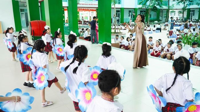 Giáo viên âm nhạc biên tạo múa và tập hát cùng học trò. Các tiết mục văn nghệ "cây nhà lá vườn" được đầu tư bài bản, thể hiện năng lượng và nhiệt huyết của đội ngũ giáo viên trẻ.