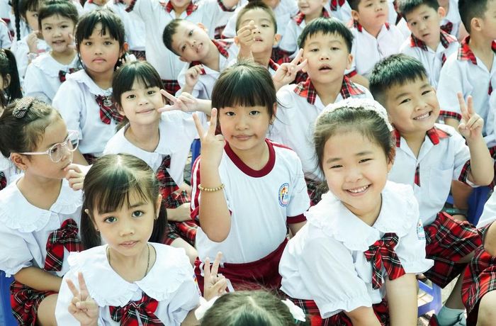 Toàn trường 30 phòng học rộng rãi, thoáng mát. Phòng học được trang bị đầy đủ bảng tương tác 65 inch, có 4 phòng máy vi tính, phòng STEM và nhiều thiết bị học tập hiện đại.