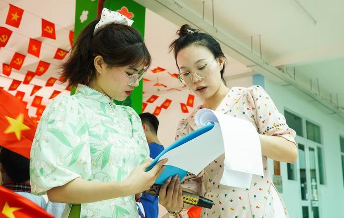 Ngoài công tác chuyên môn, nhiều giáo viên trẻ cũng có mặt từ sớm để hỗ trợ tổ chức lễ khai giảng