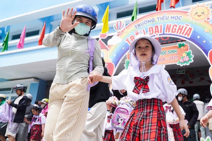 Phụ huynh đón con ra về sau buổi học sáng 4-9.