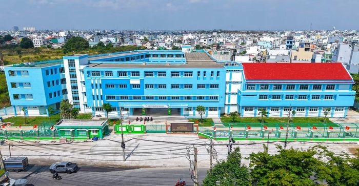 Năm 2025, trường được xây dựng trên khu đất nghĩa trang Bình Hưng Hòa sau khi di dời. Trước đây, nghĩa trang Bình Hưng Hòa là nghĩa trang lớn nhất TP HCM và có khoảng 70.000 ngôi mộ. Năm 2014, công tác bồi thường và di dời dân cư bắt đầu nhằm cải thiện mỹ quan, giải quyết các vấn đề về môi trường và an ninh trật tự.