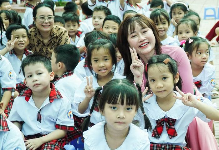 Là một trong những người đặt những "viên gạch hồng" đầu tiên sau khi trường khánh thành, cô Văn Minh Tân, Hiệu trưởng trường Tiểu học Trần Đại Nghĩa không giấu được niềm hạnh phúc và xúc động trong ngày chuẩn bị cho Lễ khai giảng đầu tiên của trường.
