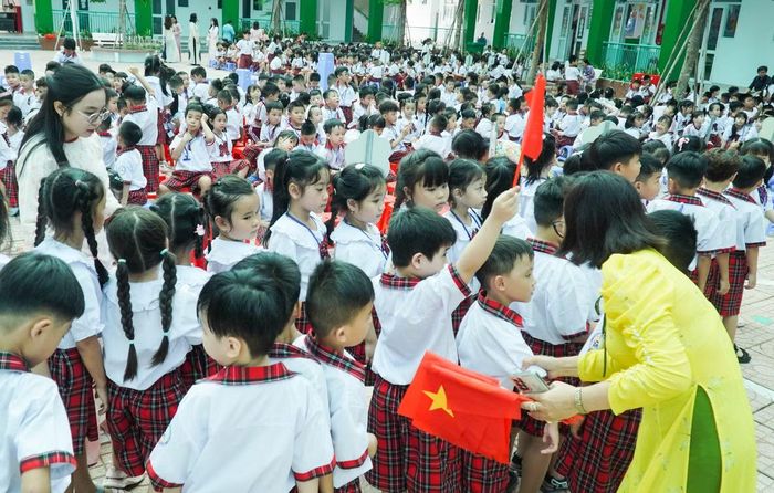 Mỗi học sinh được giáo viên chủ nhiệm chuẩn bị một lá cờ Tổ quốc. Mặc dù chỉ là buổi tập dượt nhưng các em nhỏ đều rất hào hứng.