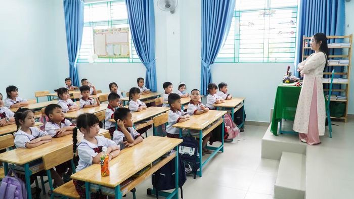 Năm đầu tiên làm chủ nhiệm, cũng là năm đầu tiên công tác tại trường Tiểu học Trần Đại Nghĩa, cô Đinh Thị Kim Nhung cảm nhận rõ lễ khai giảng năm nay thật đặc biệt. "Các bé còn rất nhỏ nên giáo viên phải hướng dẫn nhiều lần. Sau khi các bé quen chỗ ngồi, thứ tự di chuyển của buổi lễ ngày mai, giáo viên sẽ ở lại tiếp tục trang trí lớp, tưới cây và gói quà để chuẩn bị thêm", cô Nhung cho biết.