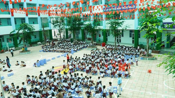 Lá cờ Tổ quốc treo khắp sân trường. Ngoài ra, sân trường còn có thêm mái che nên giờ ra chơi của học sinh khá thoải mái.