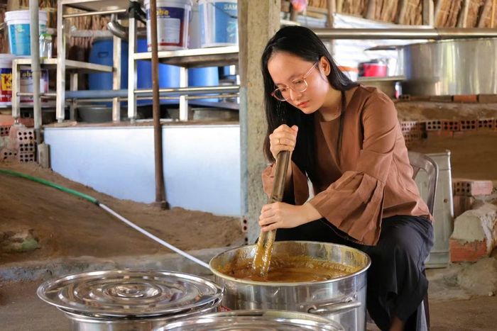 Chị Trịnh Thị Kim Oanh (33 tuổi) xã Bình Sơn với những sản phẩm từ mật mía.