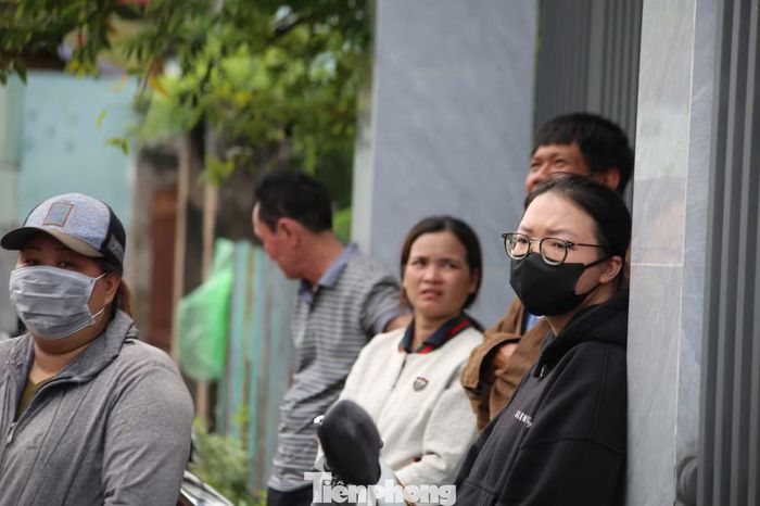 Người dân địa phương đứng dọc con hẻm tiễn đưa các nạn nhân về quê.