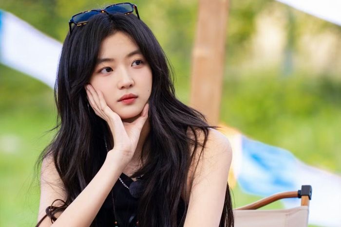  Diễn xuất của Tôn Thiên trong phim Đầu xuân tươi sáng vẫn còn điểm yếu, nhưng điểm mạnh của cô là khả năng kết hợp ăn ý với bạn diễn. Những cảnh tình cảm của Tôn Thiên và Tỉnh Bách Nhiên tự nhiên ngọt ngào, giống những cặp đôi yêu nhau ngoài đời thường. Nữ diễn viên cũng có vẻ đẹp trong trẻo, nụ cười dễ mến khiến người đối diện muốn yêu chiều nhưng vẫn toát lên vẻ kiên cường. 