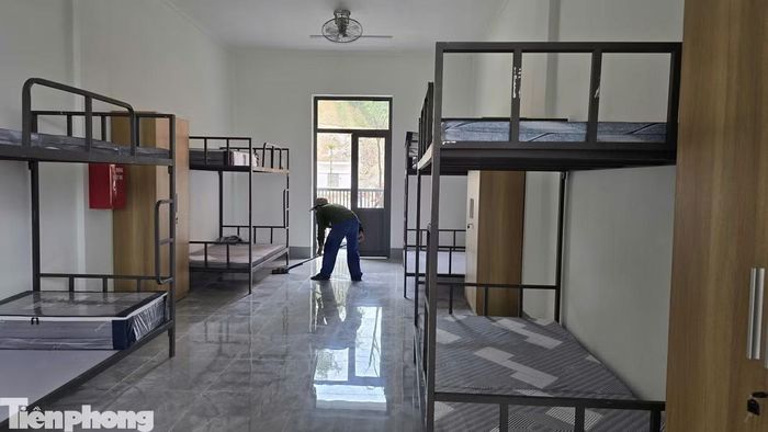 Bên trong các phòng học, phòng ở nội trú, cơ sở vật chất đã cơ bản hoàn thiện, sẵn sàng đón học sinh trong năm học mới.