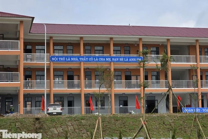Một khu phòng học đã được hoàn thiện, với tấm biển mang dòng chữ “Nội trú là nhà, thầy cô là cha mẹ, bạn bè là anh em” được treo trang trọng.