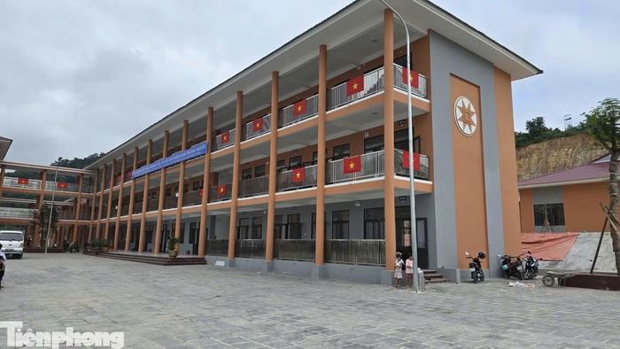 Dự án Trường Phổ thông nội trú liên cấp Thanh Nưa được khởi công ngày 9/11/2025, do Ban Quản lý Dự án các công trình Dân dụng và Công nghiệp tỉnh Điện Biên làm chủ đầu tư. Công trình có tổng mức đầu tư hơn 224 tỷ đồng, được xây dựng trên diện tích 5,39 ha, gồm 30 phòng học, 13 phòng bộ môn, 99 phòng nội trú cùng nhiều hạng mục phụ trợ.