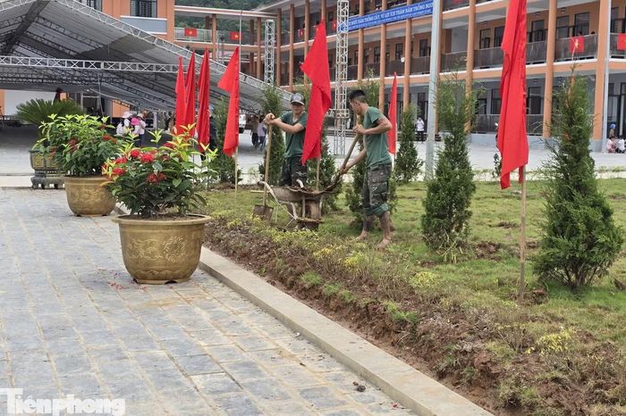Ông Nguyễn Đức Hồng, Hiệu trưởng trường Phổ thông nội trú liên cấp Tiểu học và THCS Thanh Nưa, cho biết năm học 2026-2027, trường dự kiến đón 1.011 học sinh, trong đó có 425 học sinh tiểu học. Hiện một số hạng mục vẫn đang được hoàn thiện. Tuy nhiên, về cơ bản, nhà trường đã chuẩn bị đầy đủ các điều kiện để đón học sinh dự lễ khai giảng và bắt đầu năm học mới.