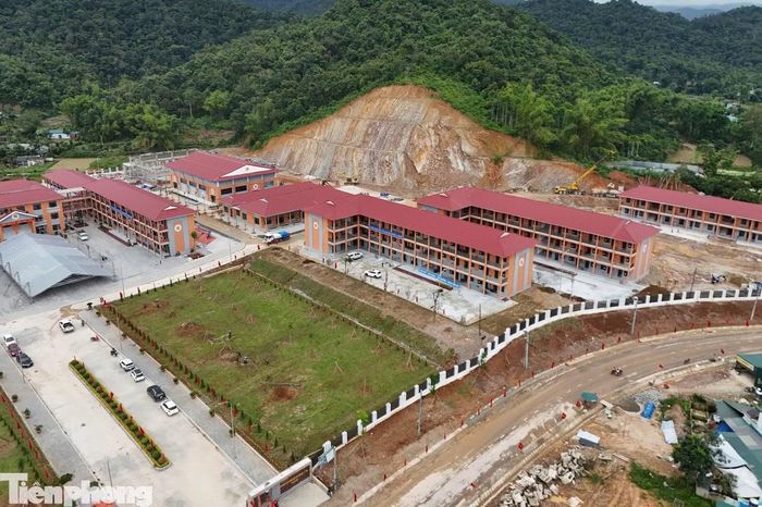 Theo thiết kế, trường gồm khoảng 7 khối nhà được kết nối với nhau bằng hệ thống hành lang. Các khu nhà được bố trí theo từng chức năng, gồm khu lớp học, phòng mỹ thuật, phòng ngoại ngữ, khu nhà ăn và khu nhà ở nội trú, bán trú.