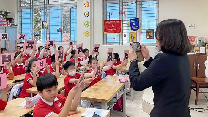 Một số trường có thể đủ giáo viên về tổng số nhưng thiếu người dạy một số môn.