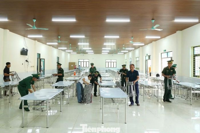 Những chiến sĩ quân hàm xanh tất bật dọn dẹp, sắp xếp khu nhà ăn nội trú cho các em học sinh.