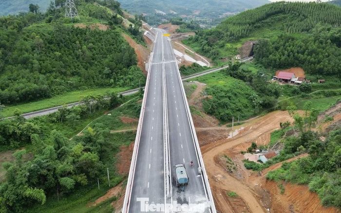 Cao tốc Hữu Nghị - Chi Lăng vẫn đang trong tình trạng thi công và cấm xe máy, xe đạp của người dân đi vào.