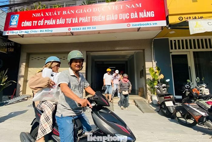 Có người mua được vài cuốn, có người ra về tay không.
