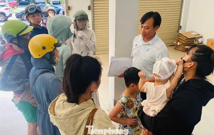 Phụ huynh, học sinh tìm đến Văn phòng Công ty cổ phần Đầu tư và Phát triển giáo dục Đà Nẵng tìm mua sách chiều 4/9.