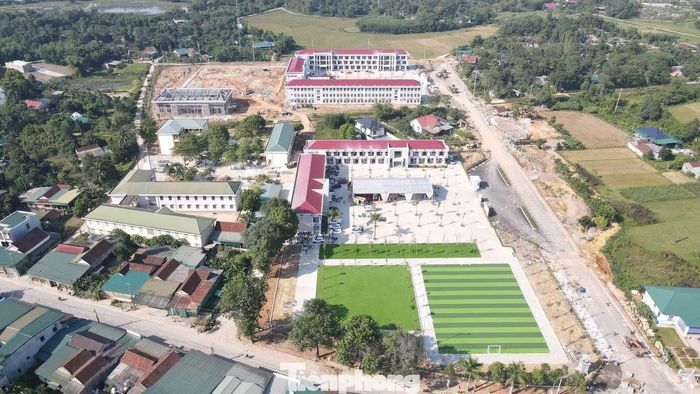 Tọa lạc tại thôn Phú Gia, xã Hương Khê (Hà Tĩnh), Trường Phổ thông nội trú liên cấp Tiểu học - THCS Hương Khê được đầu tư với tổng mức đầu tư khoảng 160 tỷ đồng, có diện tích hơn 5ha. Dự án được khởi công ngày 9/11/2025.