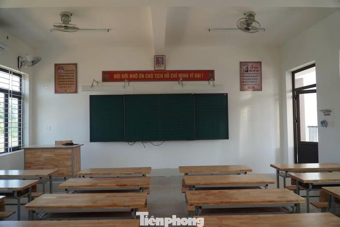 Bên trong các phòng học, bàn ghế mới đã được bố trí ngay ngắn. Nhiều thiết bị phục vụ dạy học như điều hòa, quạt, bảng chống lóa kéo tự động và màn hình LED được lắp đặt đồng bộ.