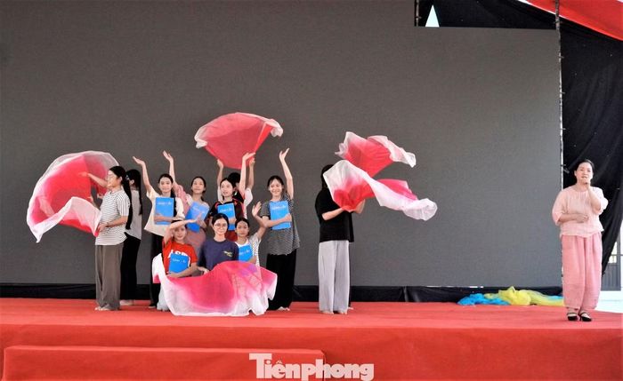 Không chỉ hoàn thiện cơ sở vật chất, những ngày này, thầy cô trong trường cũng tất bật với các phần việc chuẩn bị cho năm học đầu tiên. Từ tổng vệ sinh, sắp xếp phòng học đến kiểm tra hệ thống khóa cửa, điện, nước....