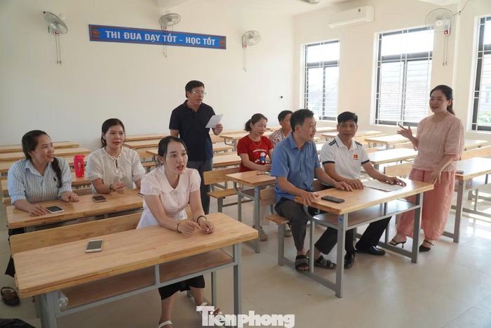 Theo lãnh đạo xã Hương Khê, lễ khánh thành Trường Phổ thông nội trú liên cấp Tiểu học - THCS Hương Khê và khai giảng năm học 2026-2027 sẽ được tổ chức cùng lúc vào sáng 5/9. Các đơn vị liên quan đang hoàn tất những khâu cuối, từ công tác hậu cần, cảnh quan đến chương trình buổi lễ.