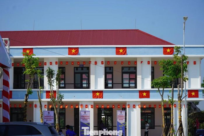 Đến thời điểm hiện tại, khối nhà học chính đã cơ bản hoàn thiện. Khuôn viên trường được chỉnh trang sạch đẹp, cờ Tổ quốc, pano, áp phích được trang trí dọc các khu vực, tạo không khí rộn ràng trước ngày khai giảng.