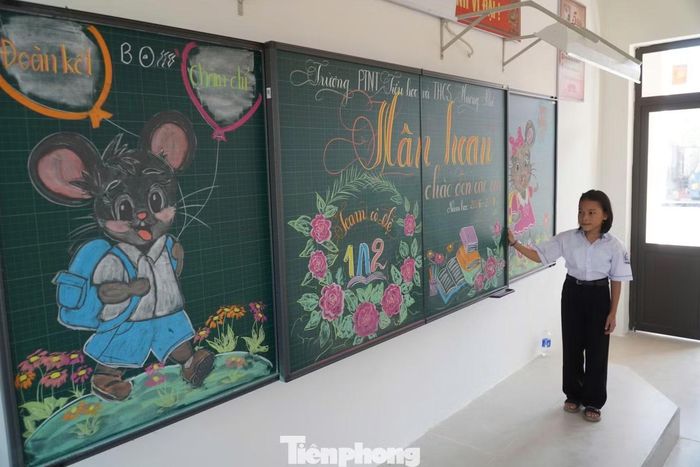 Các phòng học chuyên môn như ngoại ngữ, âm nhạc cũng được đầu tư, tạo điều kiện để học sinh được học tập trong môi trường khang trang, hiện đại.