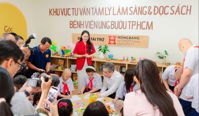 Các em học sinh thích thú trải nghiệm khu vực đọc sách khai trường ngay tại bệnh viện.
