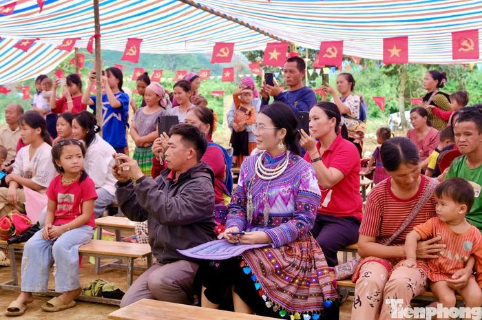 Năm học này, điểm trường có 5 lớp tiểu học với 5 giáo viên, trong đó có 3 giáo viên trực tiếp cắm bản và 1 giáo viên cơ động. Bên cạnh đó, điểm trường mầm non có 1 lớp dành cho trẻ 4 và 5 tuổi.
