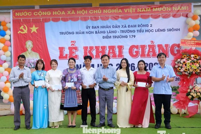 Lãnh đạo UBND xã Đam Rông 2 tặng quà chúc mừng các thầy cô tại điểm trường Tiểu khu 179.