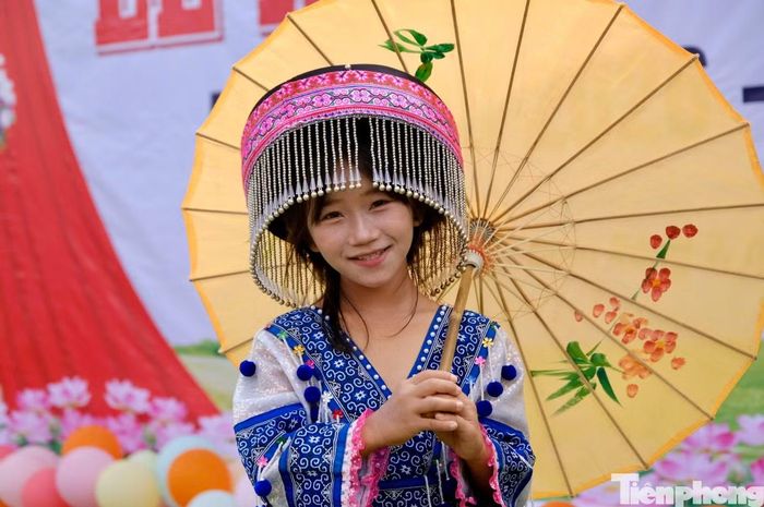 Học sinh điểm trường Tiểu khu 179 trong trang phục truyền thống của đồng bào Mông, háo hức trong ngày khai trường.