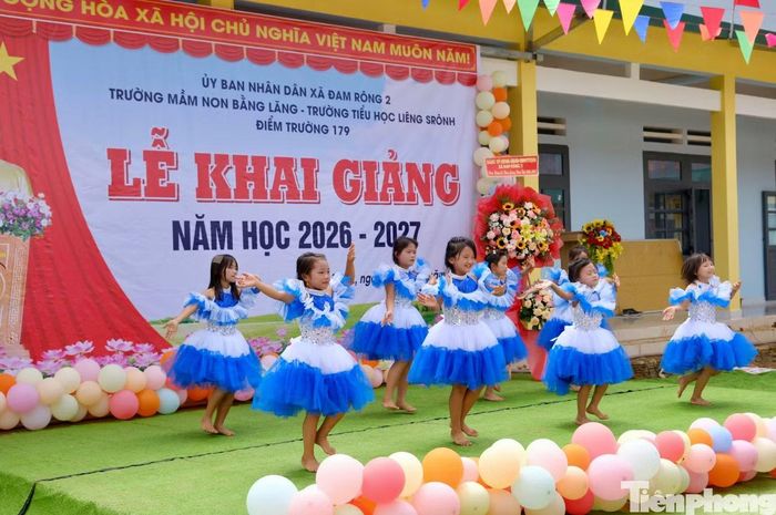 Tiếng hát, tiếng cười rộn vang giữa núi rừng, tạo nên không khí đặc biệt trong ngày khai trường tại điểm trường.