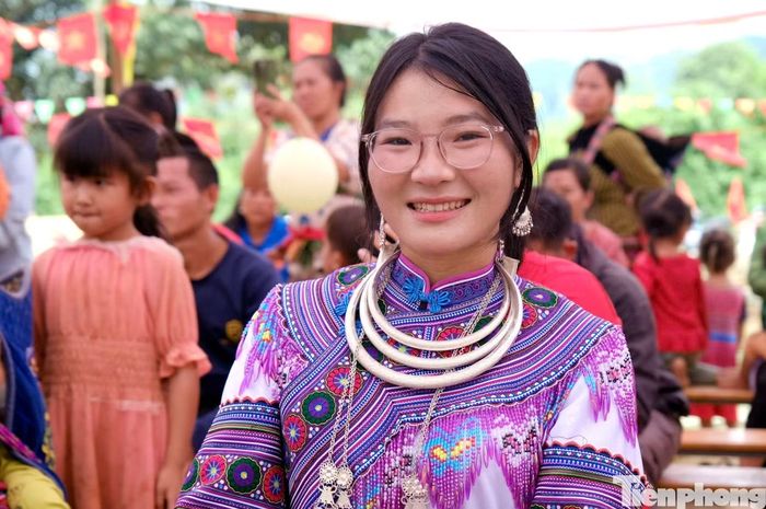 Trong số giáo viên trở về quê hương gieo chữ có cô Lý Thị Chanh, người Mông, sinh ra và lớn lên tại Tiểu khu 179. Đứng trước điểm trường mới, cô Chanh không giấu được xúc động chia sẻ: "Ngày theo gia đình đến đây, dựng lán để ở, em không nghĩ sẽ có một ngày con em mình được học tập trong điều kiện như thế này".