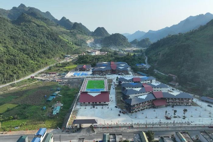 Ngày 5/9, lễ Khai giảng năm học 2026 - 2027 và Lễ khánh thành các trường phổ thông nội trú liên cấp tại các xã biên giới sẽ diễn ra đồng loạt trên toàn quốc. Trong đó, Trường Phổ thông nội trú Tiểu học và THCS Mường Khương được lựa chọn làm điểm cầu trung tâm. Đây là dấu mốc đáng nhớ với thầy cô và học sinh nhà trường, khi lễ khai giảng năm nay cũng là lần đầu tiên các em đón năm học mới tại cơ sở mới.
