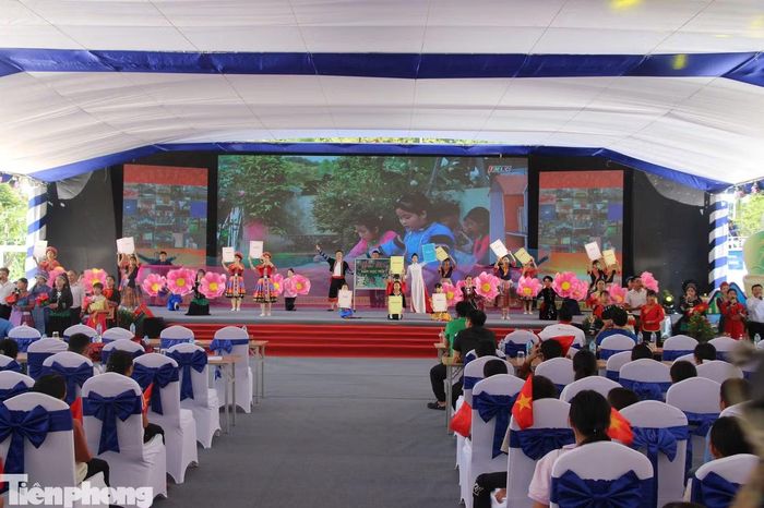 Tại khuôn viên trường, cán bộ, giáo viên và học sinh tập trung thực hiện các nội dung theo chương trình. Đội hình, nghi thức, các tiết mục văn nghệ và từng phần việc được rà soát, điều chỉnh, nhằm bảo đảm chương trình diễn ra trang trọng, đúng thời gian.