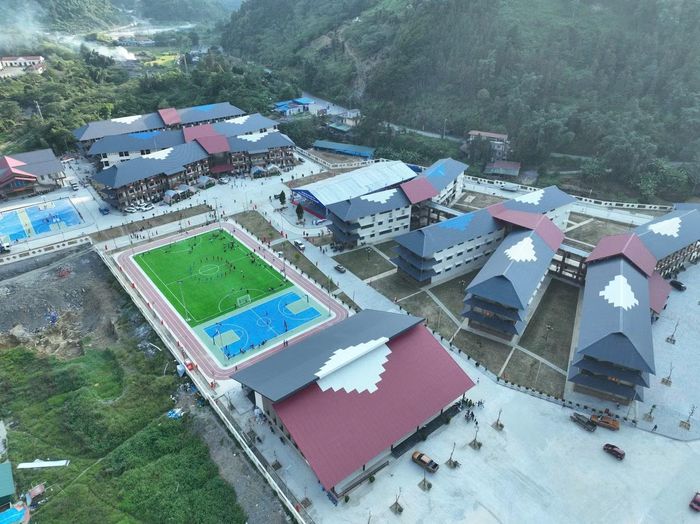 Trường PTDTNT Tiểu học và THCS Mường Khương tại xã Mường Khương, tỉnh Lào Cai là một trong bốn trường biên giới của tỉnh Lào Cai được khởi công xây dựng vào tháng 11/2025. Trường được đầu tư xây dựng với tổng kinh phí 257 tỷ đồng, quy mô 28 lớp học, cùng hệ thống cơ sở vật chất phục vụ dạy học, ăn ở và sinh hoạt nội trú, phục vụ việc giảng dạy cho 920 học sinh là con em đồng bào dân tộc thiểu số Mông, Dao, Tày, Giáy, Tu Dí… Ảnh: Nam Trần.