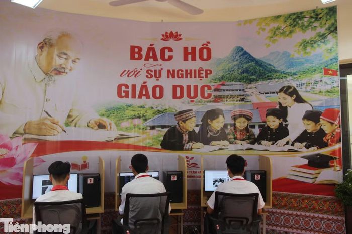 Học sinh vùng cao làm quen với việc học tập tại phòng máy tính mới.