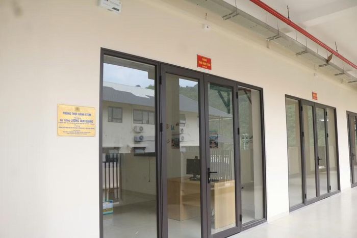 Đặc biệt, trường được trang bị các phòng học STEM hiện đại, tạo không gian học tập tích hợp các lĩnh vực Khoa học, Công nghệ, Kỹ thuật và Toán học.