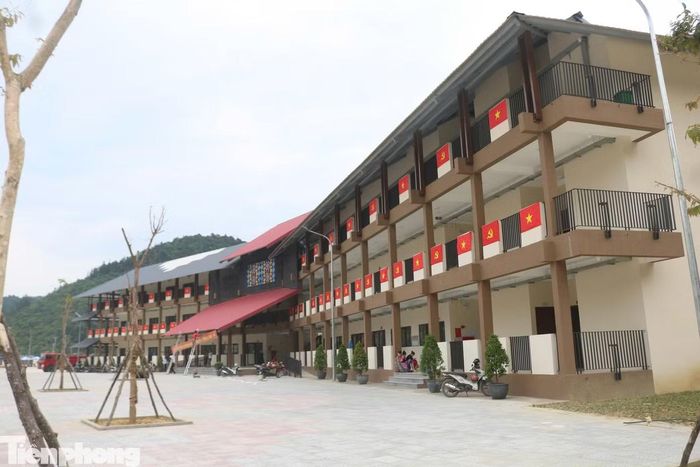 Cô giáo Mông Thị Duyên - Hiệu trưởng Trường phổ thông dân tộc nội trú TH và THCS Mường Khương cho biết: "Công tác trong ngành giáo dục vùng cao đã nhiều năm nay nhưng tôi thật sự phấn khởi và vui mừng khi thầy và trò nhà trường được dạy và học trong ngôi trường có quy mô bề thế, hiện đại như hiện nay. Mỗi thầy cô, học sinh của nhà trường đều rất biết ơn sự quan tâm của Đảng, Chính phủ với sự nghiệp giáo dục vùng sâu, vùng xa, vùng dân tộc thiểu số. Chúng tôi nguyện sẽ tiếp tục cố gắng để nâng cao chất lượng dạy và học, qua đó, góp phần từng bước nâng cao chất lượng giáo dục vùng cao”.