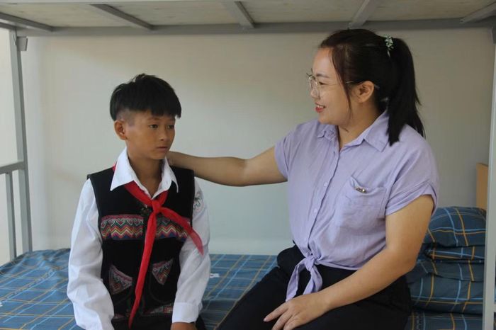 Cô giáo hỏi han, vỗ về những học sinh mới còn bỡ ngỡ khi bước vào môi trường học tập, sinh hoạt mới.