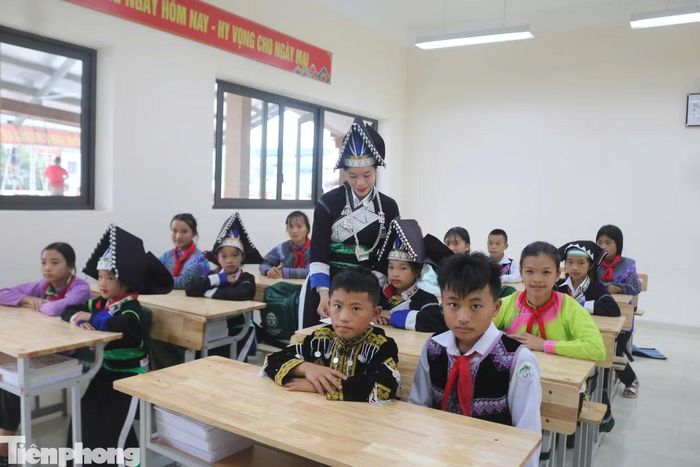 Học sinh được phổ biến nội quy, quy chế và làm quen với việc học tập ngay tại các phòng học mới trong buổi tổng duyệt.