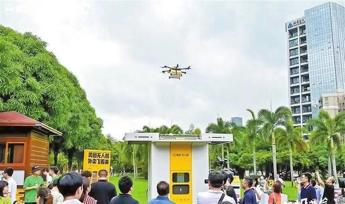 Drone giao hàng tại khu vực công viên ở Thâm Quyến. Ảnh: Cục Quản lý Đô thị và Thực thi Pháp luật thành phố Thâm Quyến.