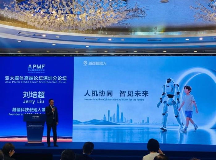 Ông Jerry Liu, người sáng lập và Giám đốc điều hành của Dobot Robotics, trình bày về "Sự hợp tác giữa con người và máy móc: Tầm nhìn thông minh hơn về tương lai". Ảnh: Tư Hiền.